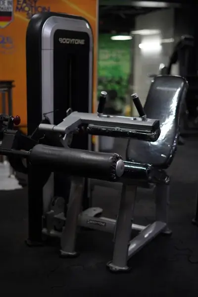 دستگاه پشت ران نشسته